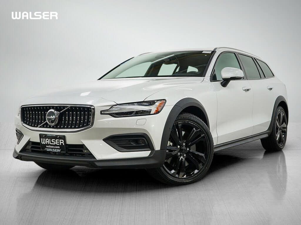 2025 VOLVO V60CC