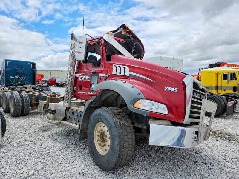 2017 MACK GU