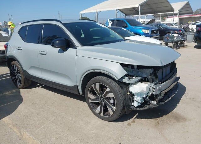 2024 VOLVO XC40
