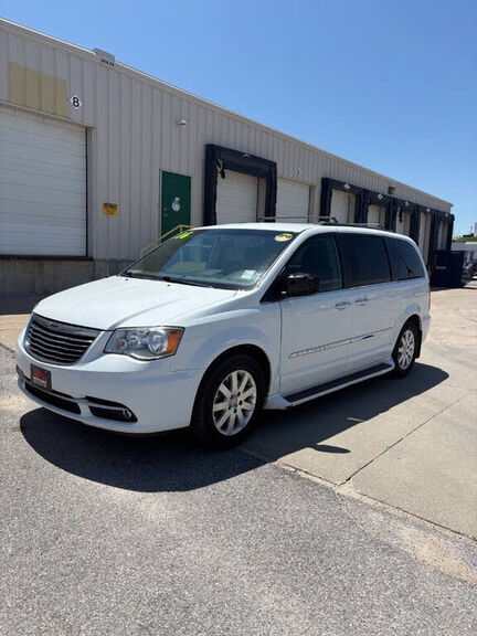 2016 CHRYSLER Town and Country