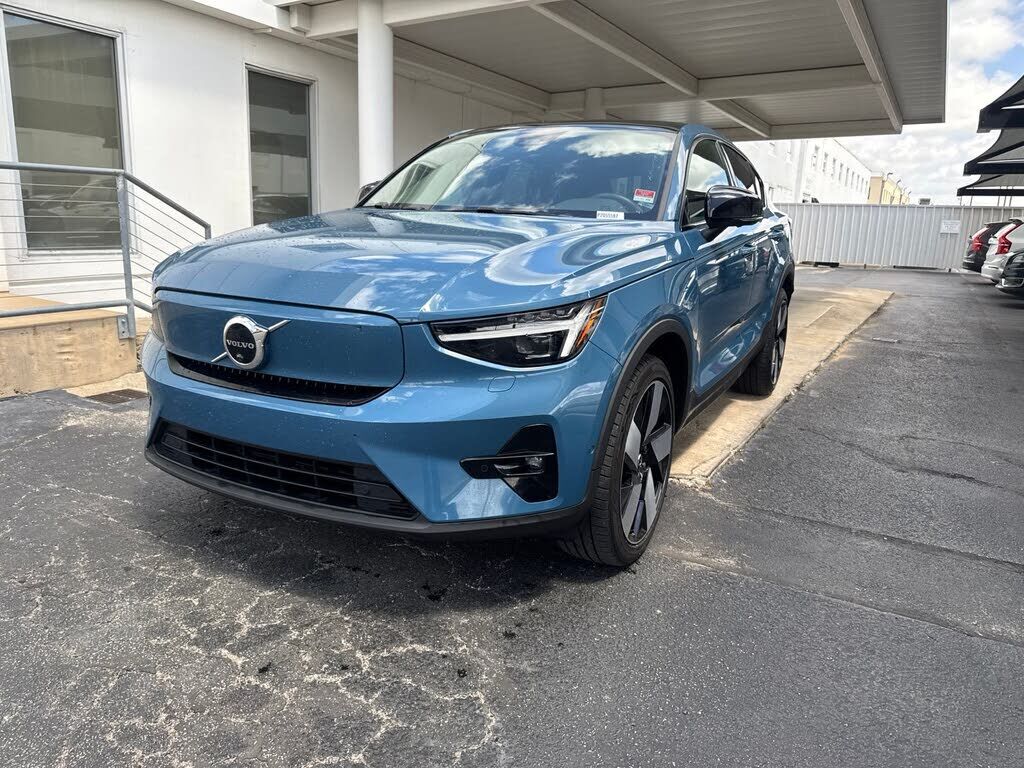2023 VOLVO C40