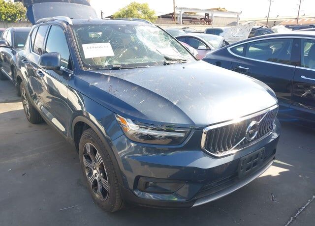 2021 VOLVO XC40