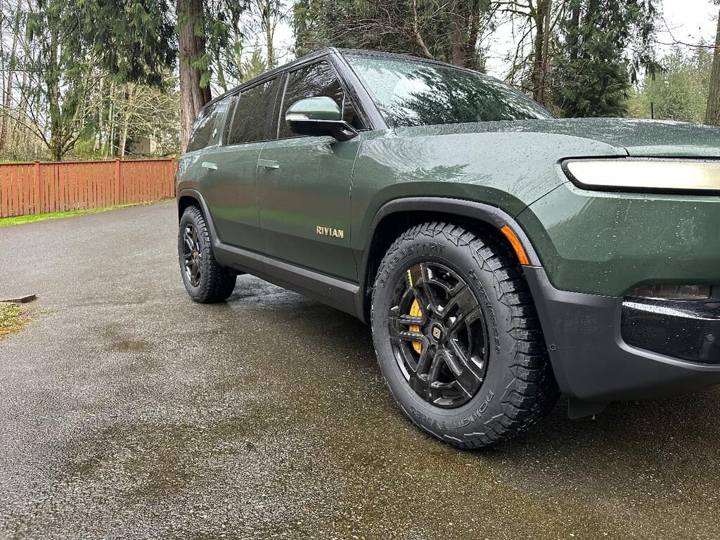 2023 RIVIAN R1S