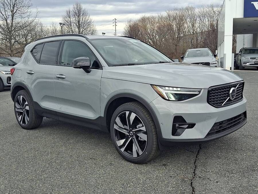 2026 VOLVO XC40