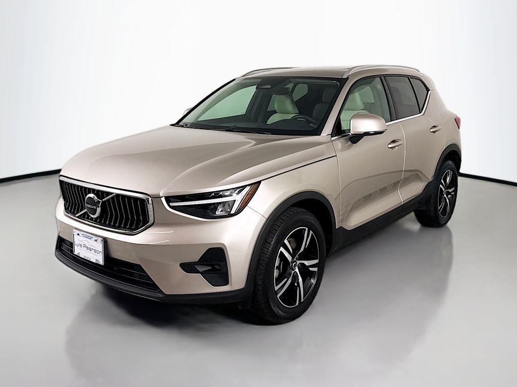 2023 VOLVO XC40