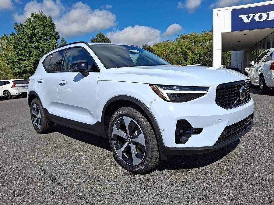 2026 VOLVO XC40