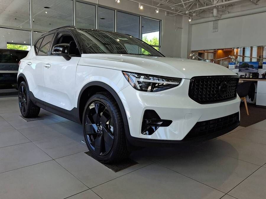 2026 VOLVO XC40