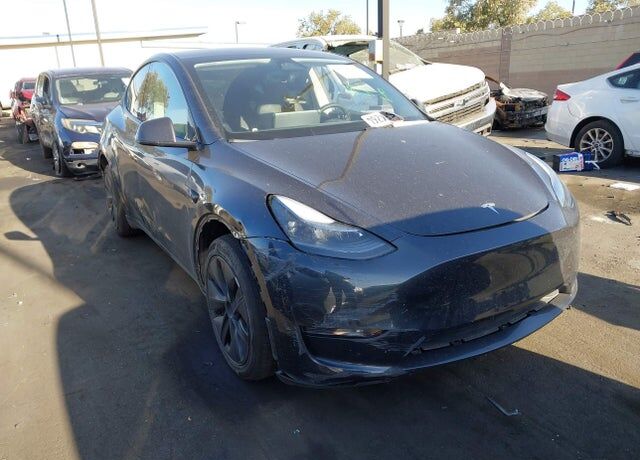 2025 TESLA Model Y