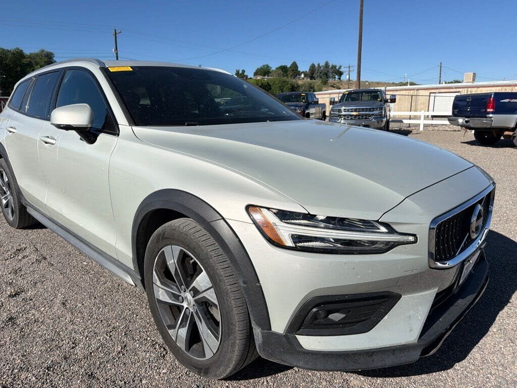 2021 VOLVO V60CC