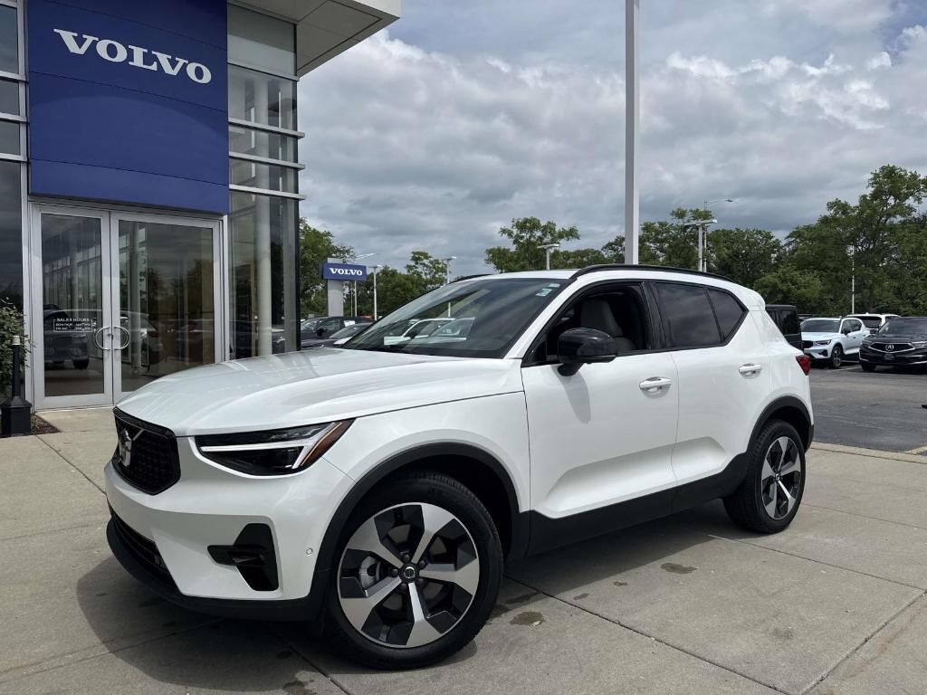 2026 VOLVO XC40