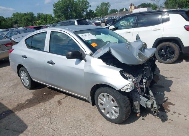 2015 NISSAN Versa