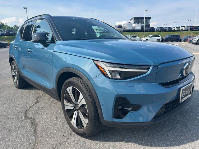 2023 VOLVO XC40