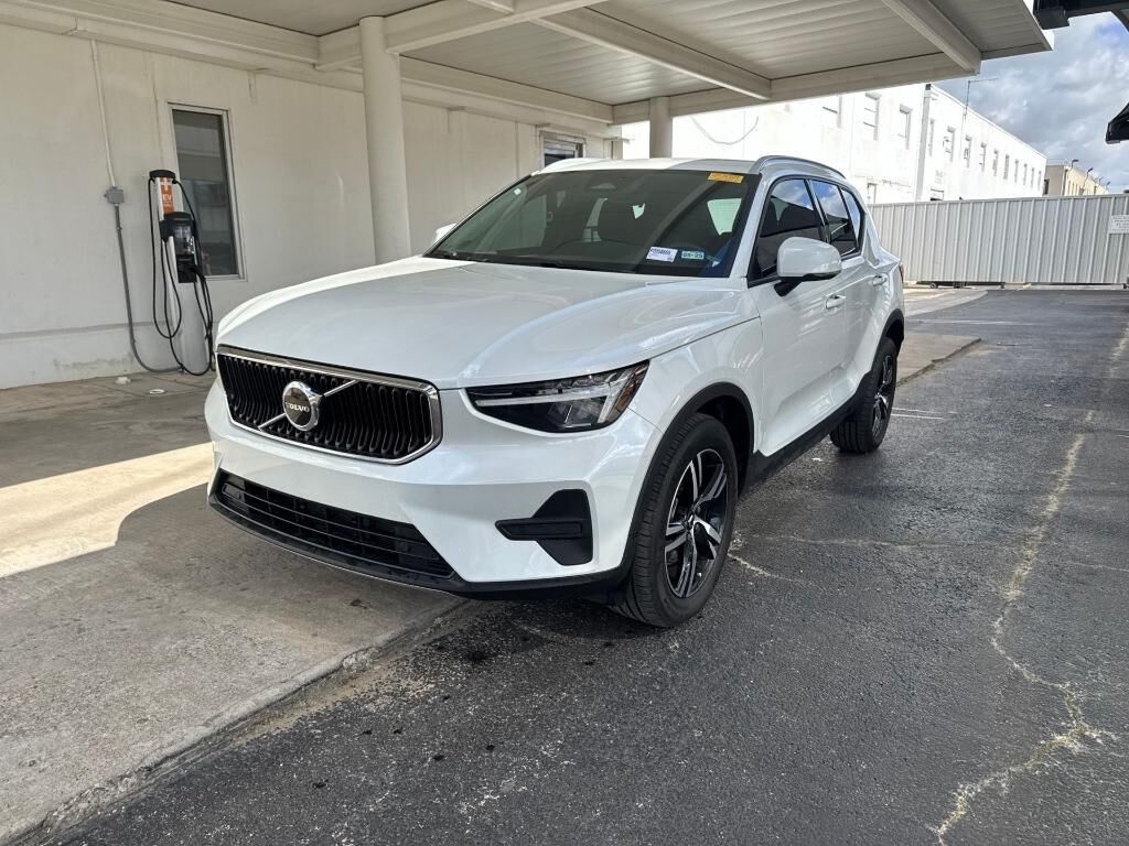 2023 VOLVO XC40