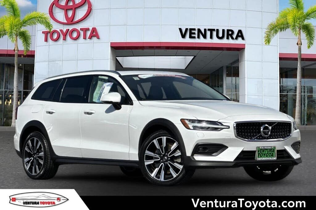 2022 VOLVO V60CC