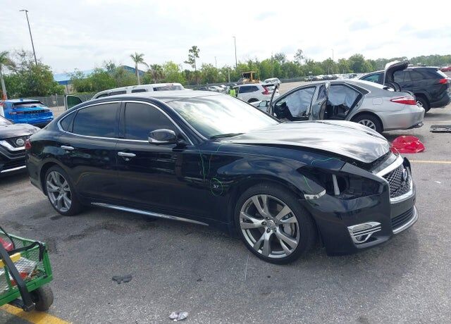 Infiniti Q70L