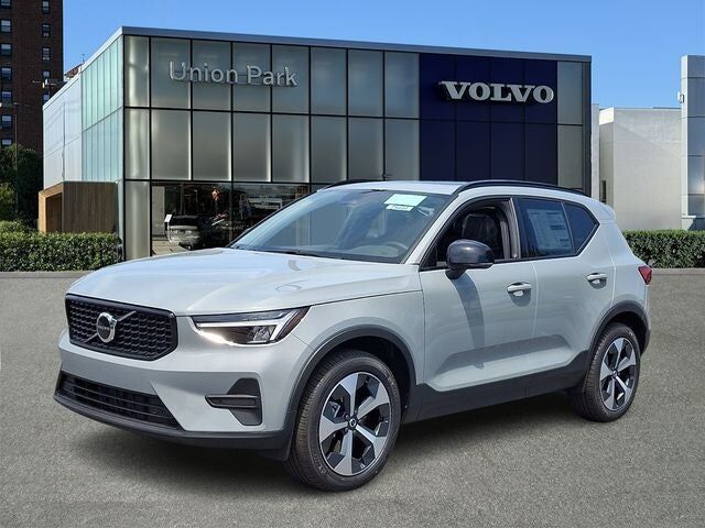 2026 VOLVO XC40