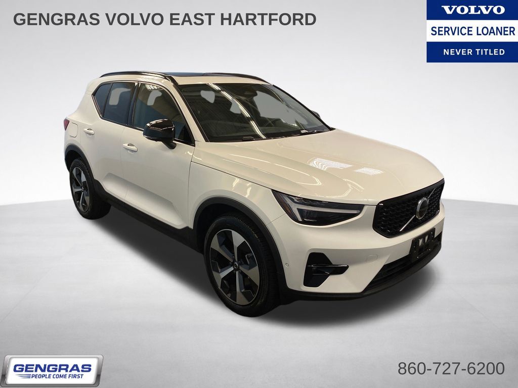2026 VOLVO XC40
