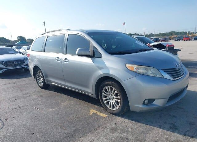 2017 TOYOTA Sienna