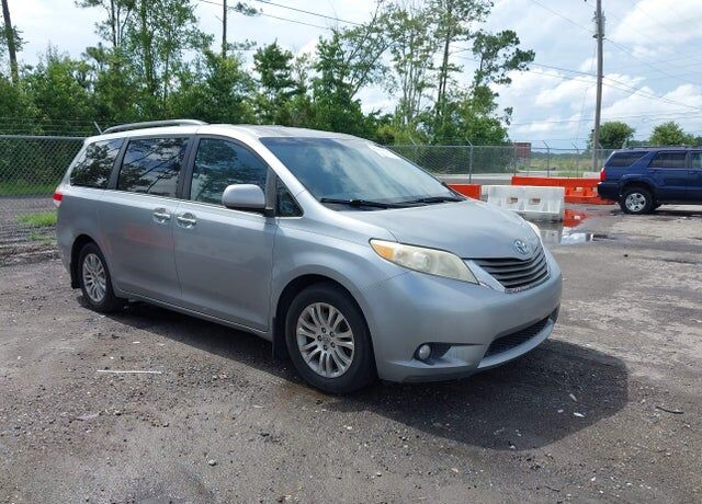 2011 TOYOTA Sienna
