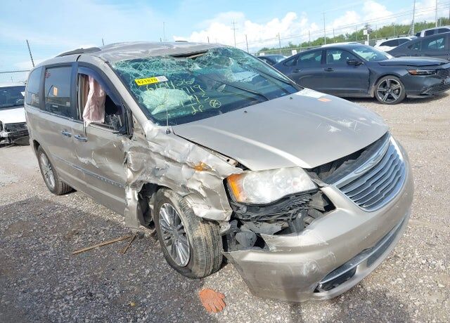 2014 CHRYSLER Town and Country