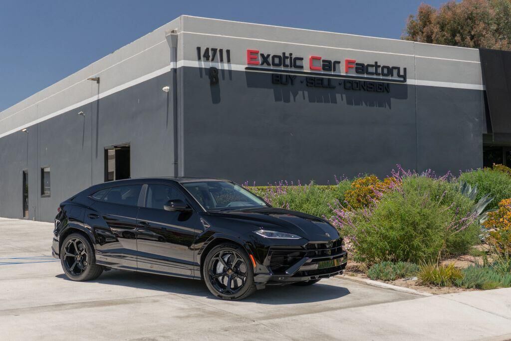 2026 LAMBORGHINI URUS