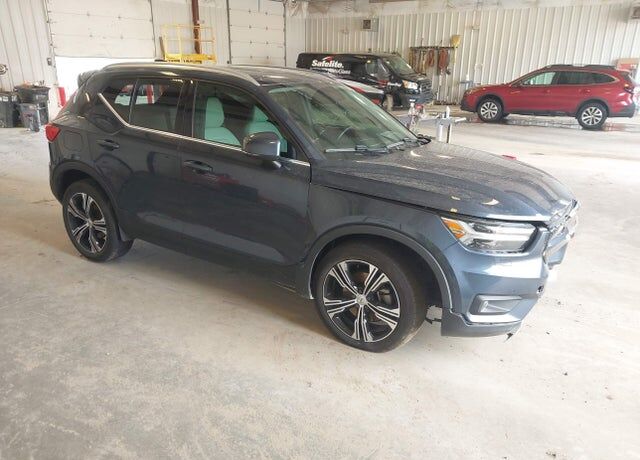 2022 VOLVO XC40