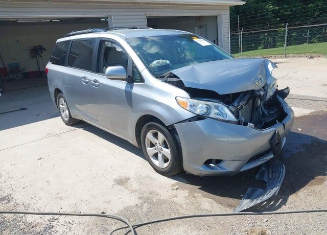 2017 TOYOTA Sienna