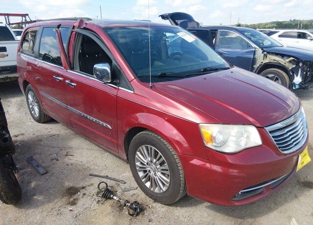 2013 CHRYSLER Town and Country