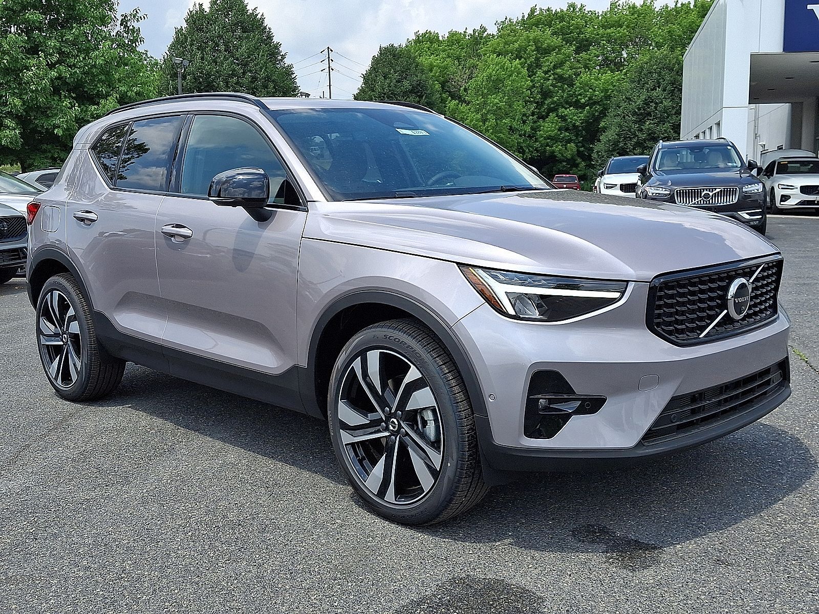2026 VOLVO XC40