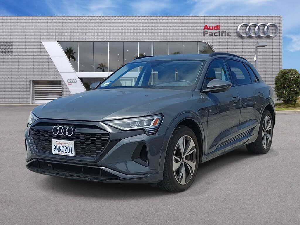 2024 AUDI Q8