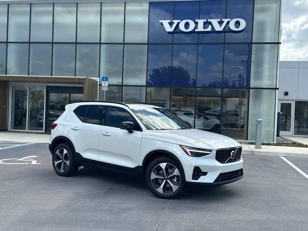 2026 VOLVO XC40