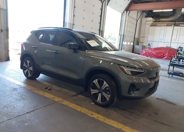 2023 VOLVO XC40
