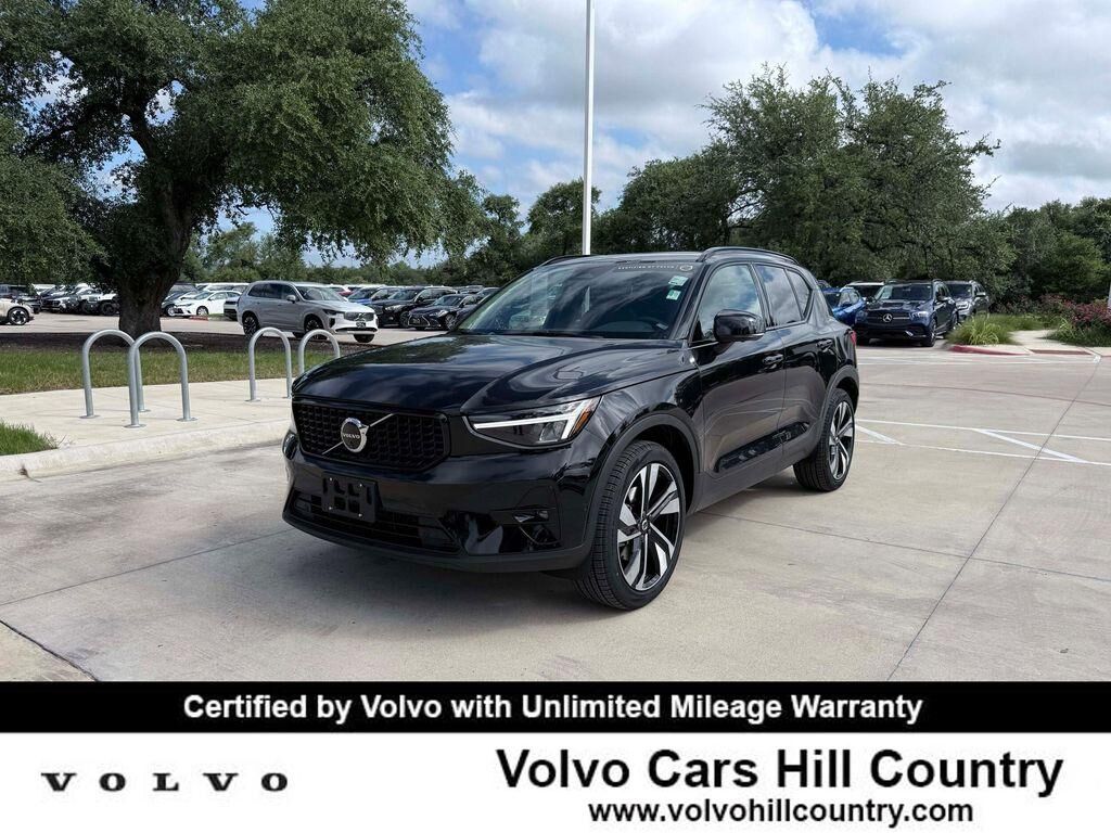 2025 VOLVO XC40