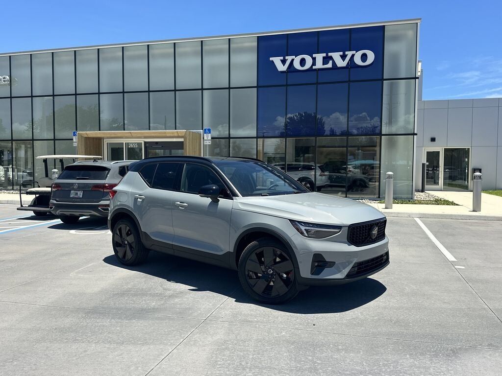 2026 VOLVO XC40