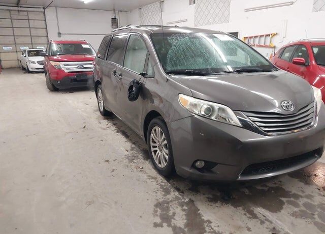 2012 TOYOTA Sienna