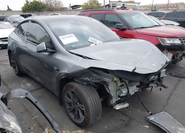 2025 TESLA Model Y