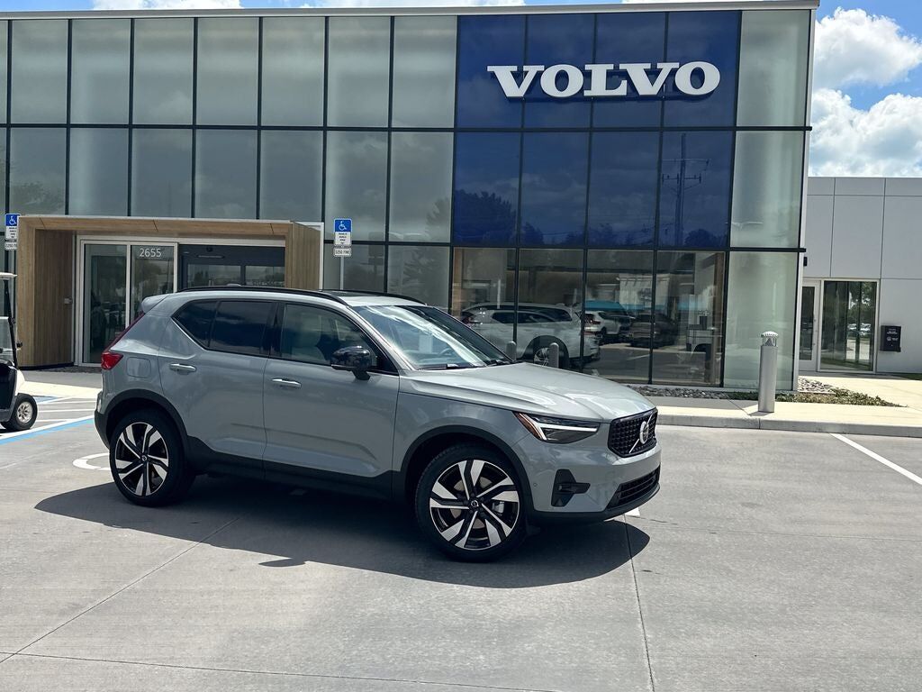 2026 VOLVO XC40