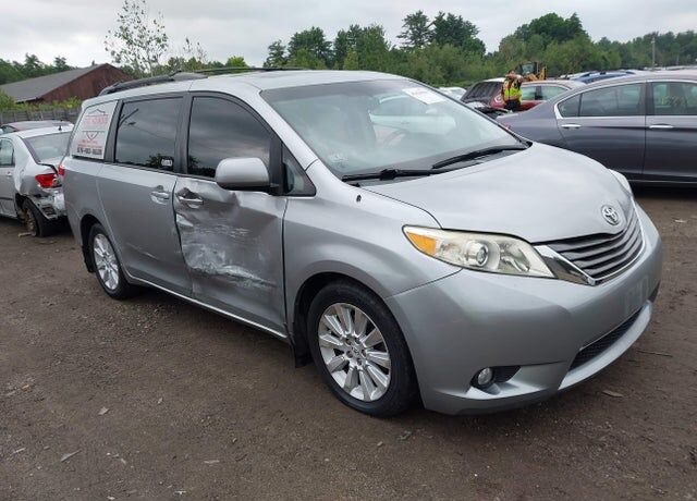 2011 TOYOTA Sienna