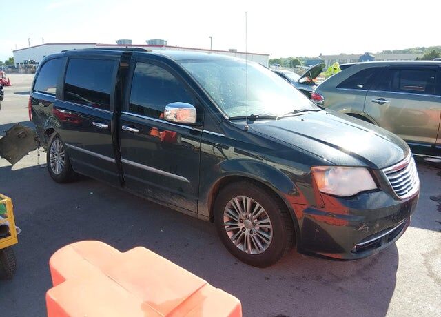 2013 CHRYSLER Town and Country