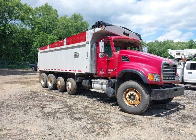 2005 MACK CV