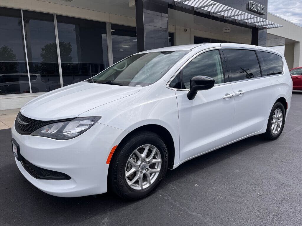2024 CHRYSLER Voyager