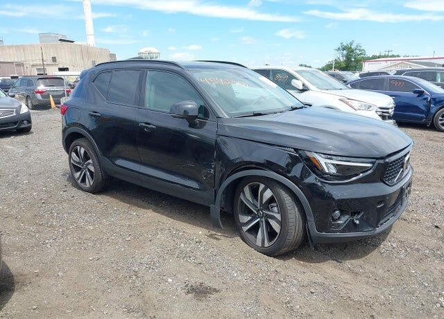 2025 VOLVO XC40