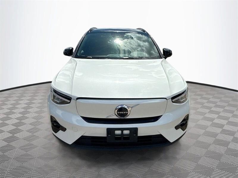 2023 VOLVO XC40