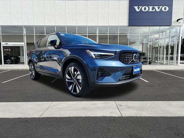 2026 VOLVO XC40