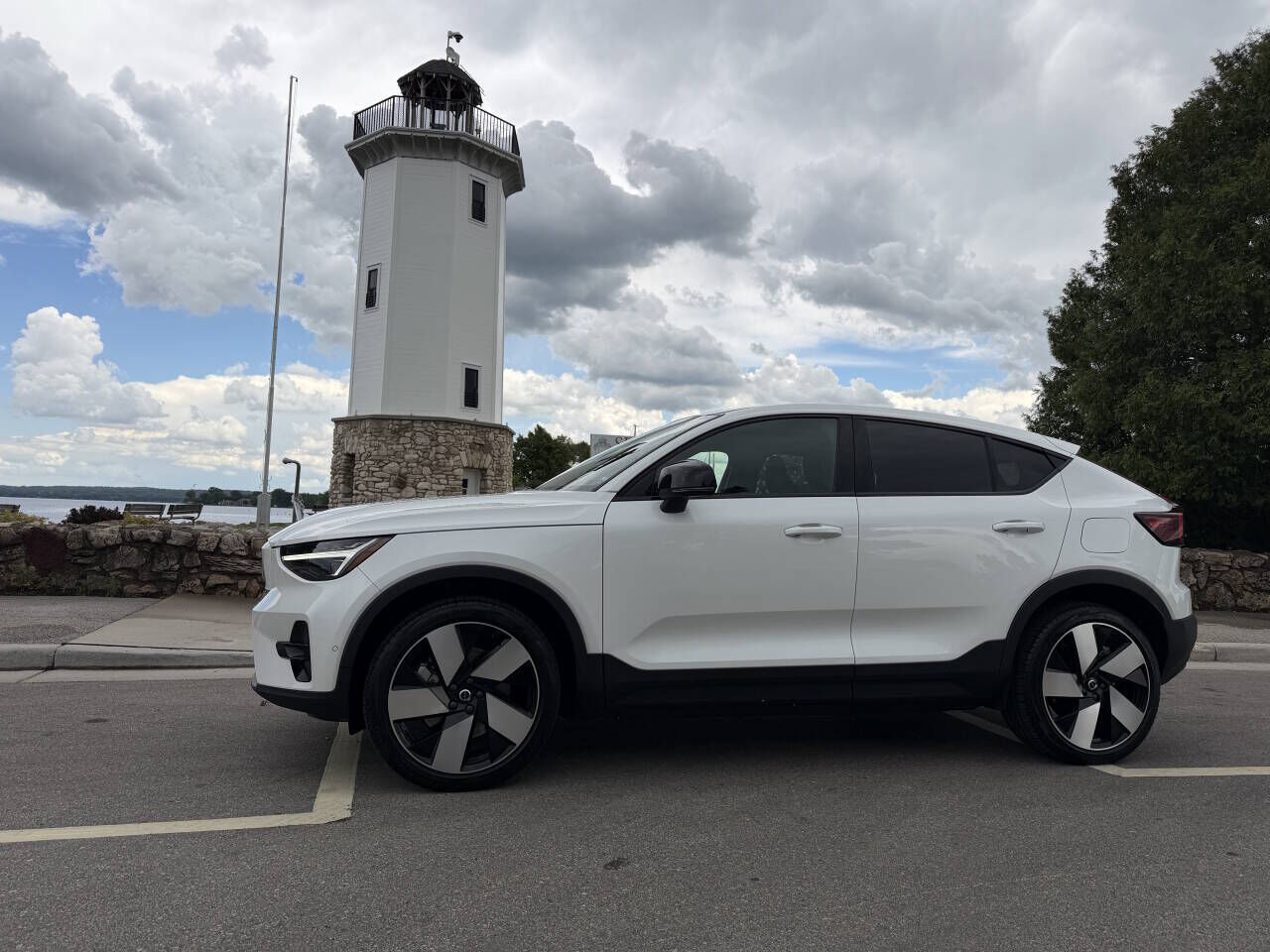 2024 VOLVO C40