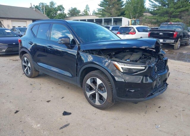 2025 VOLVO XC40