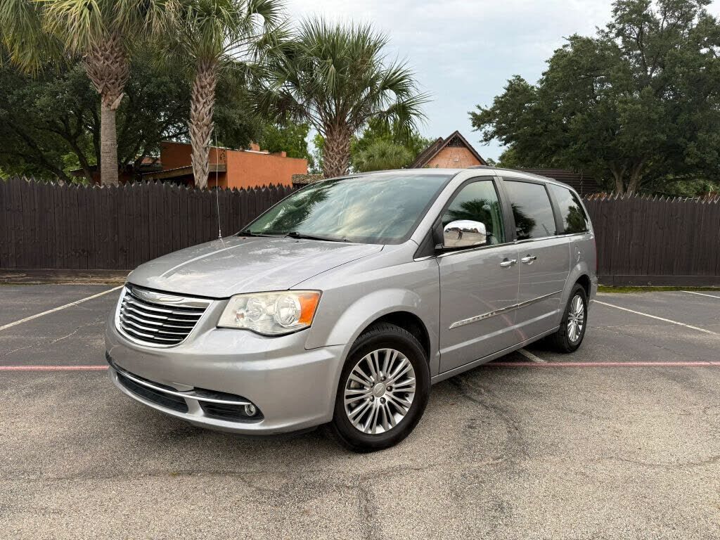 2014 CHRYSLER Town and Country