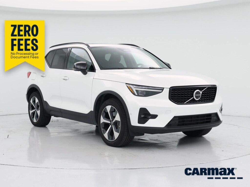 2025 VOLVO XC40