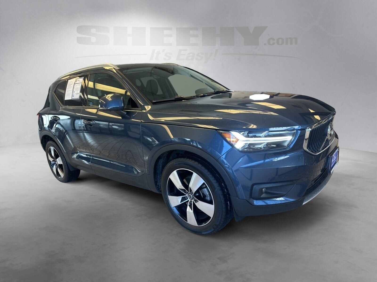 2021 VOLVO XC40