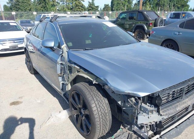 2017 VOLVO S90